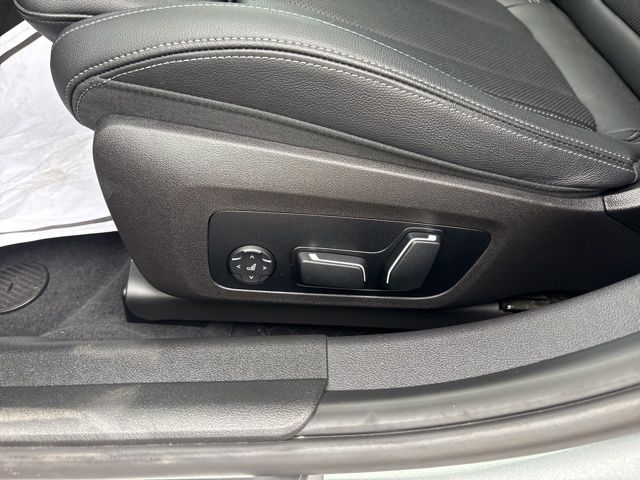 2025 BMW 3 Series 330i - Photo 11