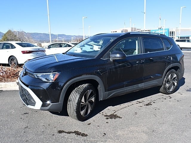 2025 Volkswagen Taos SE photo 3