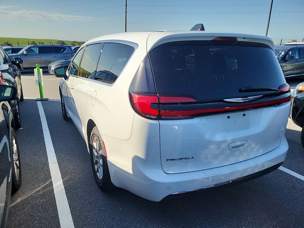 2023 Chrysler Pacifica Touring L photo 3