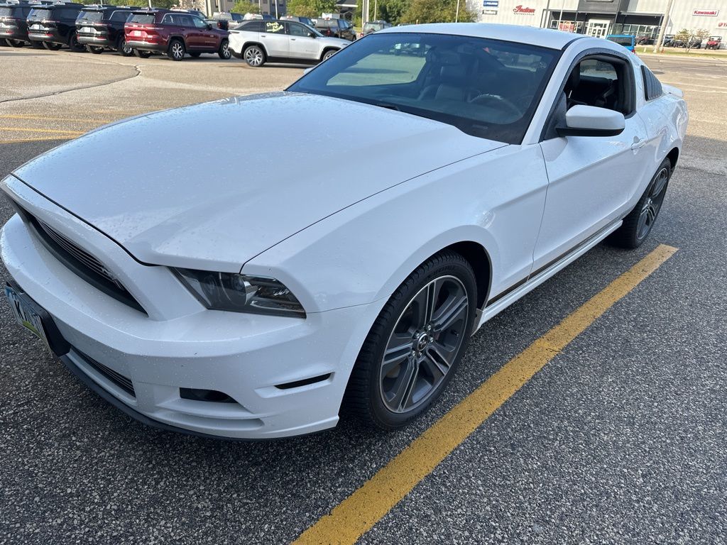 2013 Ford Mustang V6 Premium photo 2