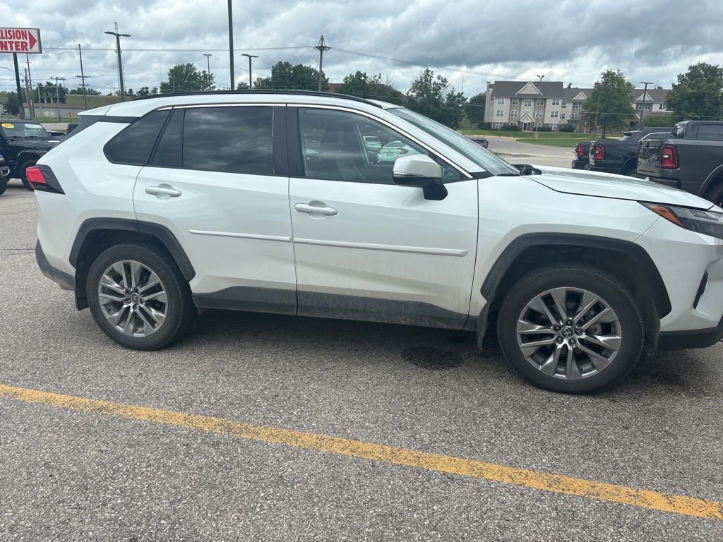 2023 Toyota RAV4 XLE Premium photo 3