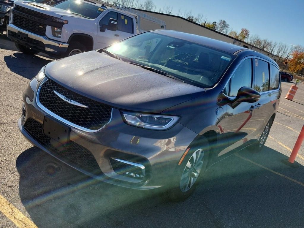 2022 Chrysler Pacifica Hybrid Touring L photo 2