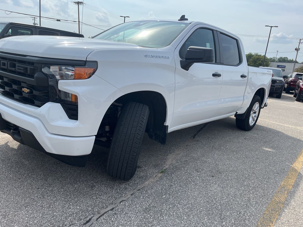 2024 Chevrolet Silverado 1500 Custom photo 2