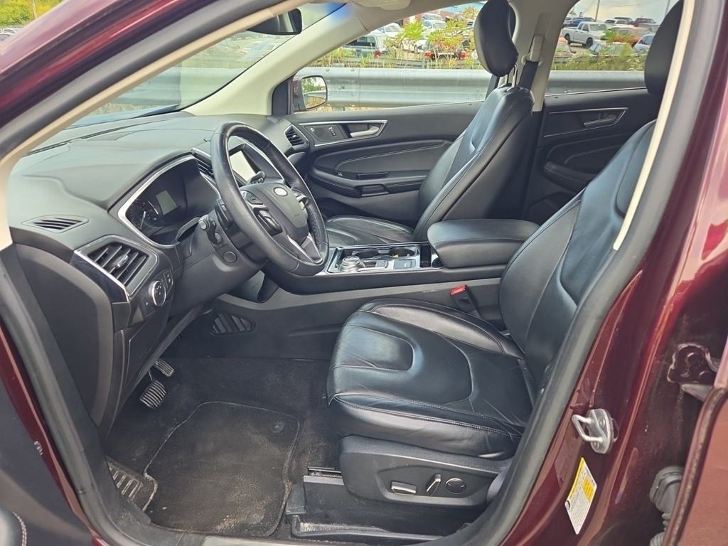 2019 Ford Edge Titanium photo 2