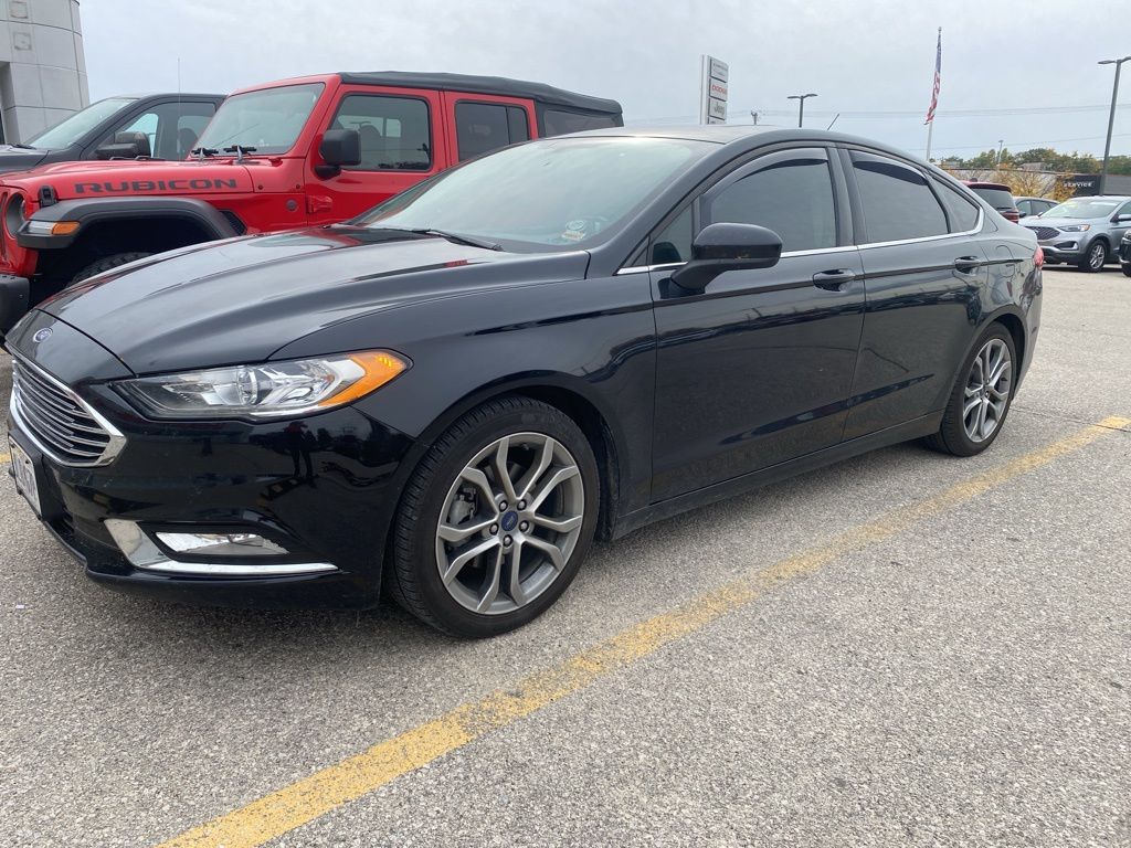 2017 Ford Fusion SE photo 2