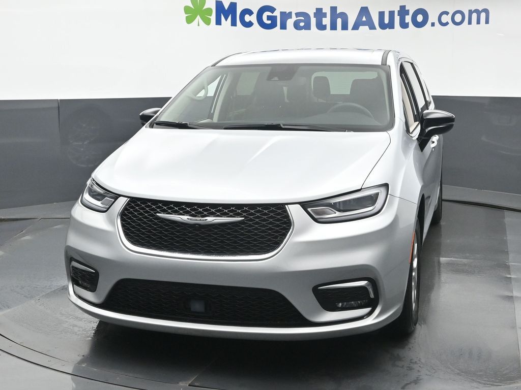 2024 Chrysler Pacifica Touring L photo 4