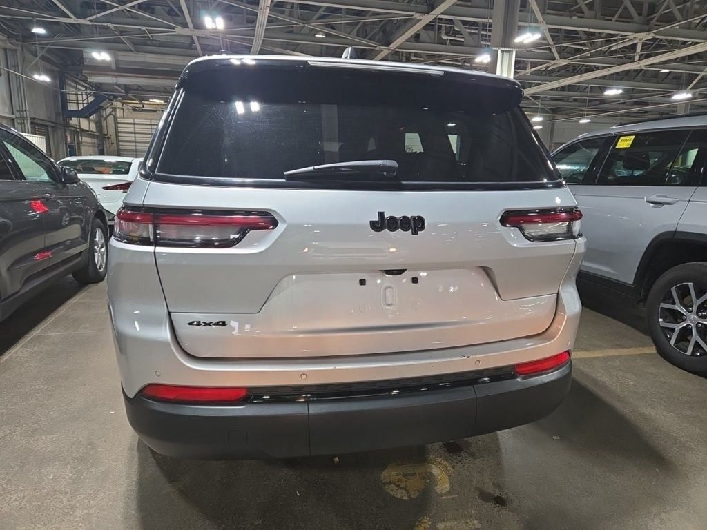 2024 Jeep Grand Cherokee Altitude photo 2