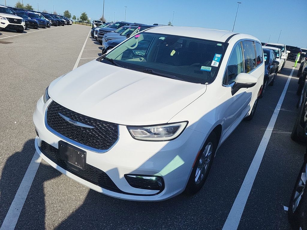 2023 Chrysler Pacifica Touring L photo 4