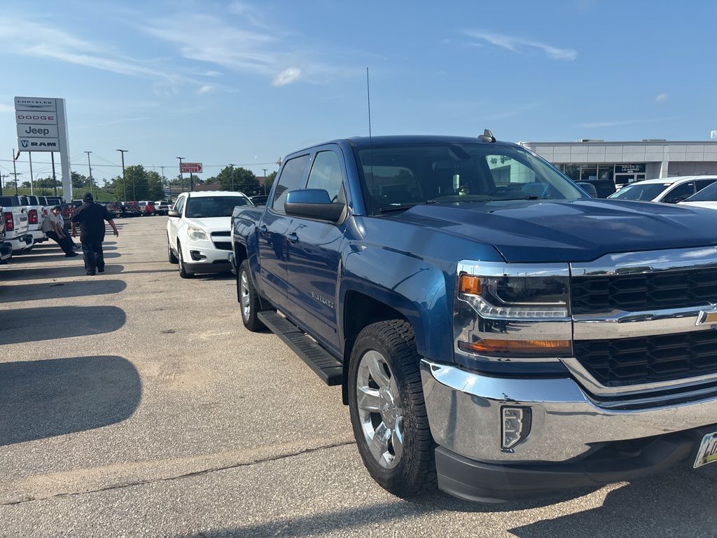 2018 Chevrolet Silverado 1500 LT photo 2