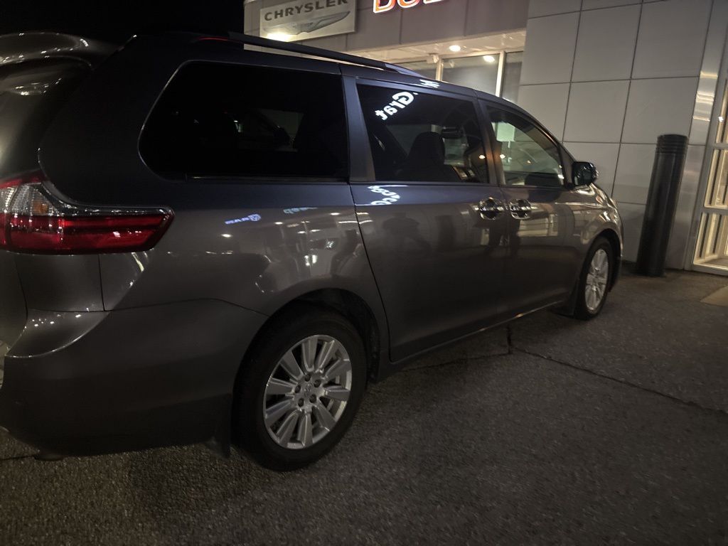 2017 Toyota Sienna XLE photo 3