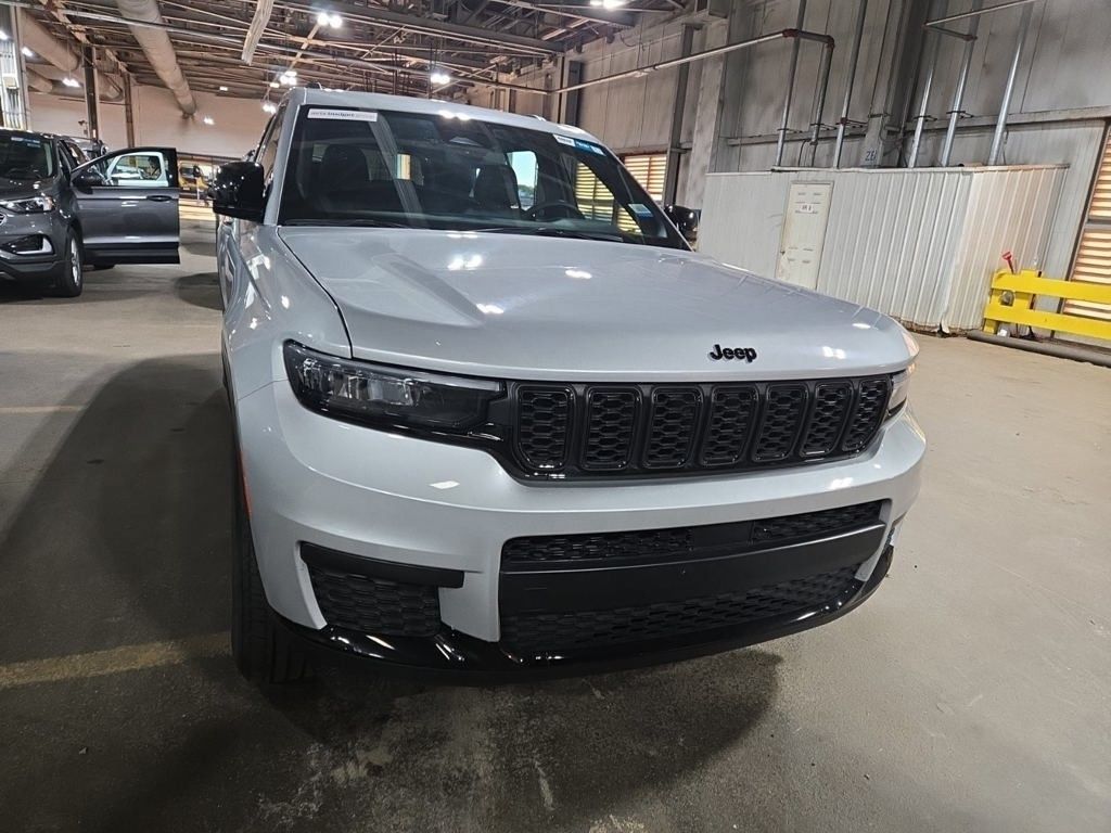 2024 Jeep Grand Cherokee Altitude photo 3