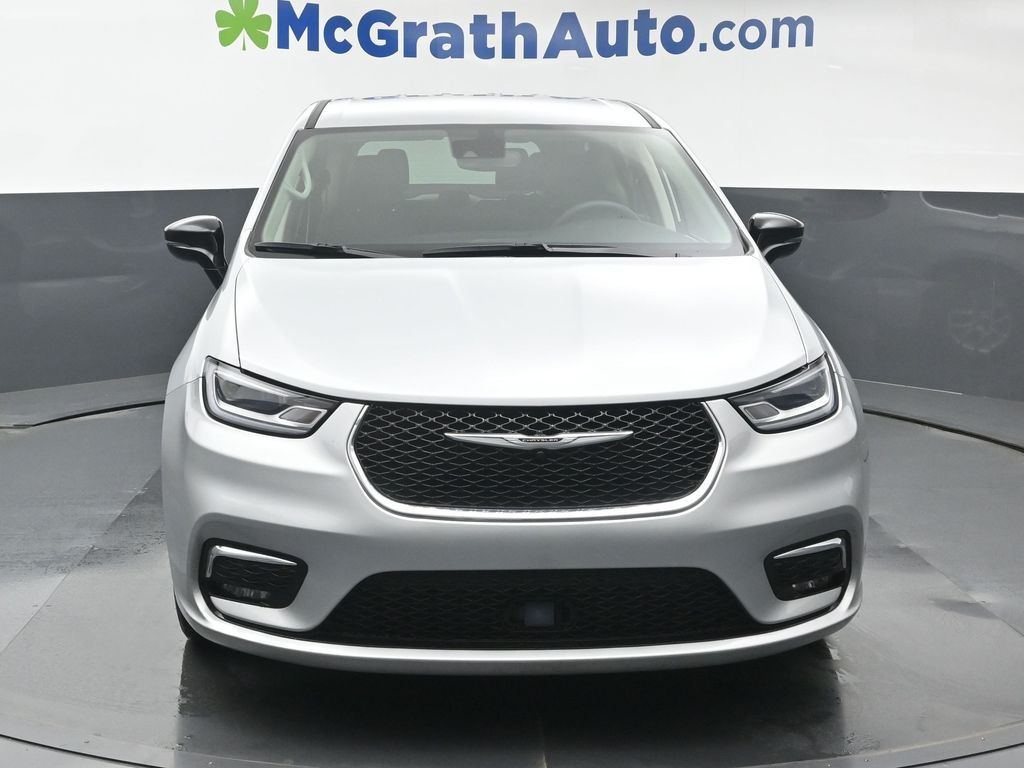 2024 Chrysler Pacifica Touring L photo 3