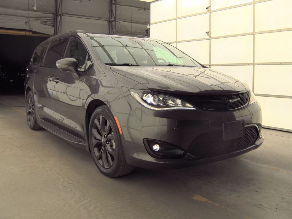 2019 Chrysler Pacifica Limited photo 2