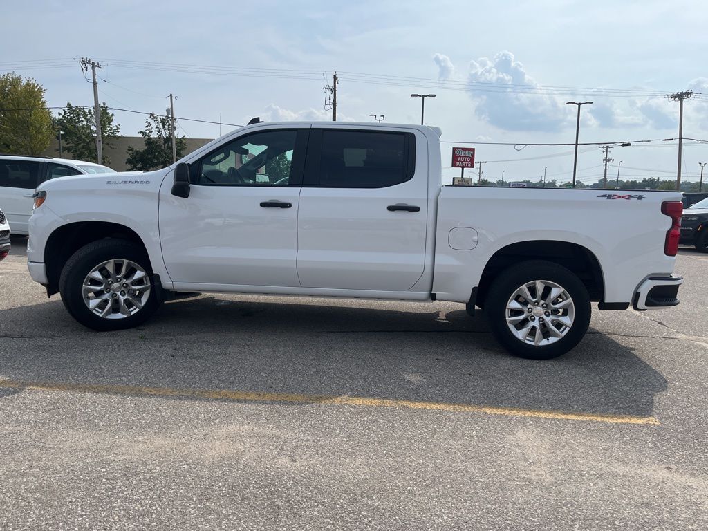 2024 Chevrolet Silverado 1500 Custom photo 3