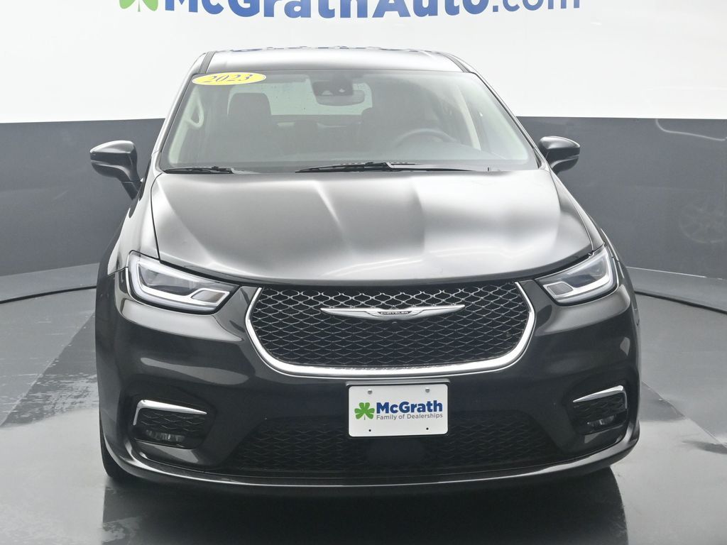 2023 Chrysler Pacifica Touring L photo 3