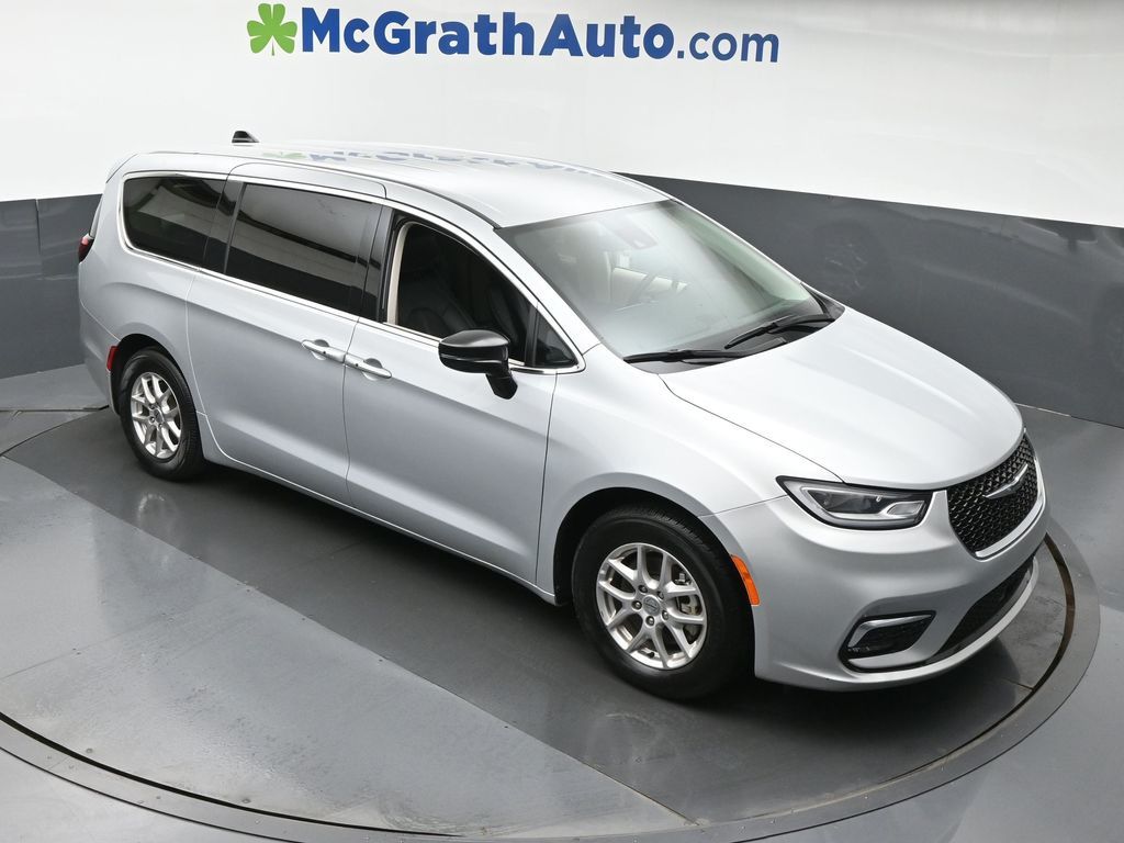2024 Chrysler Pacifica Touring L photo 2
