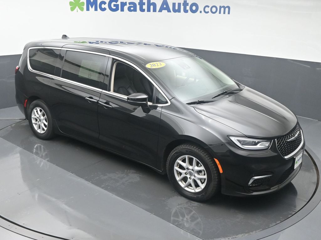 2023 Chrysler Pacifica Touring L photo 2