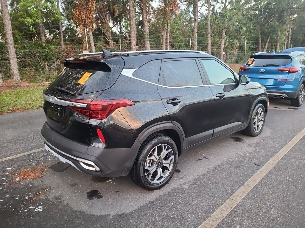 2022 Kia Seltos EX photo 3