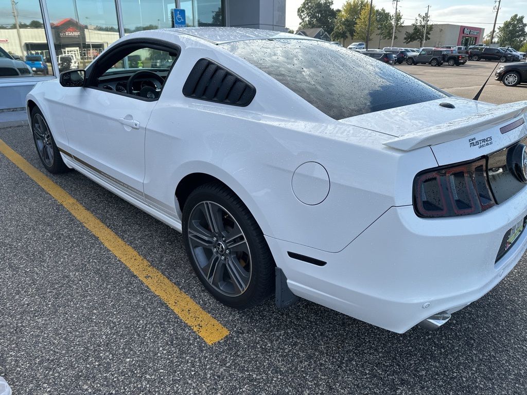 2013 Ford Mustang V6 Premium photo 3
