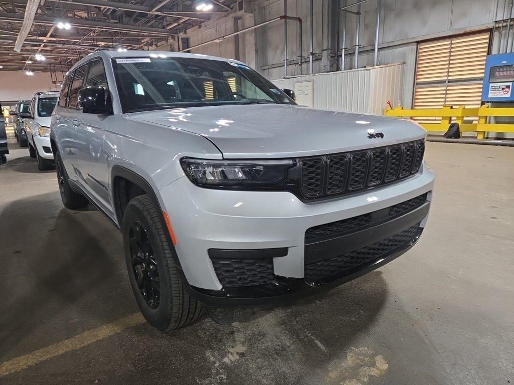 2024 Jeep Grand Cherokee Altitude photo 4