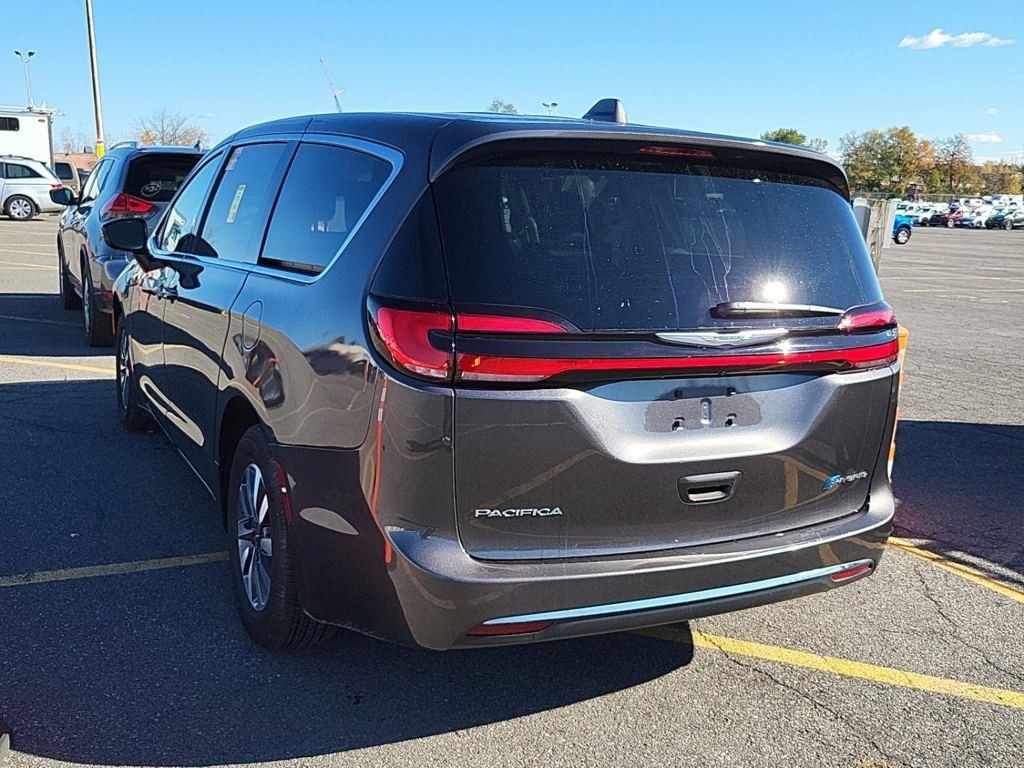 2022 Chrysler Pacifica Hybrid Touring L photo 3