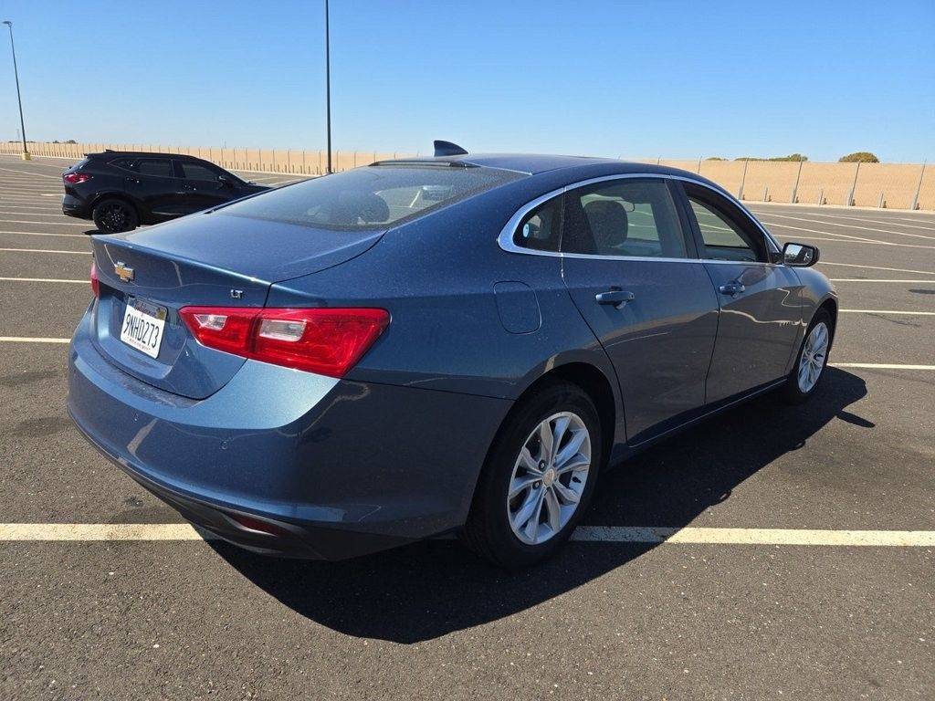 2024 Chevrolet Malibu 1LT photo 2