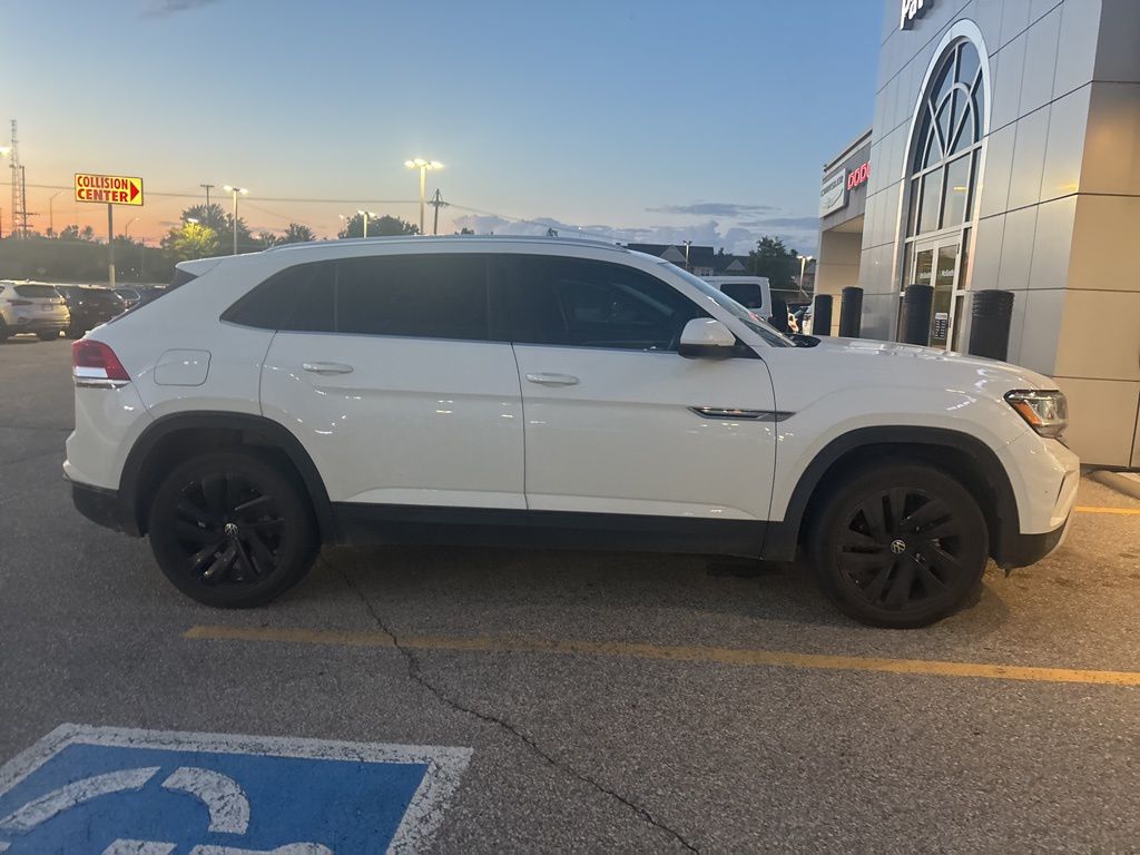 2023 Volkswagen Atlas Cross Sport SE Technology photo 2