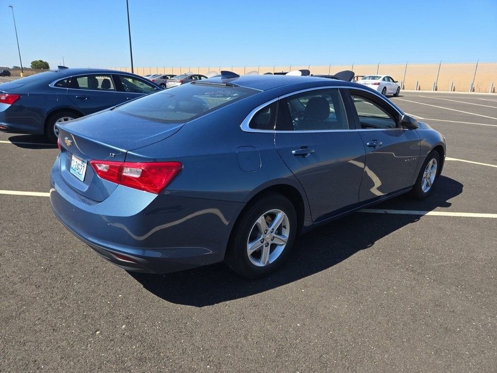 2024 Chevrolet Malibu 1LT photo 2