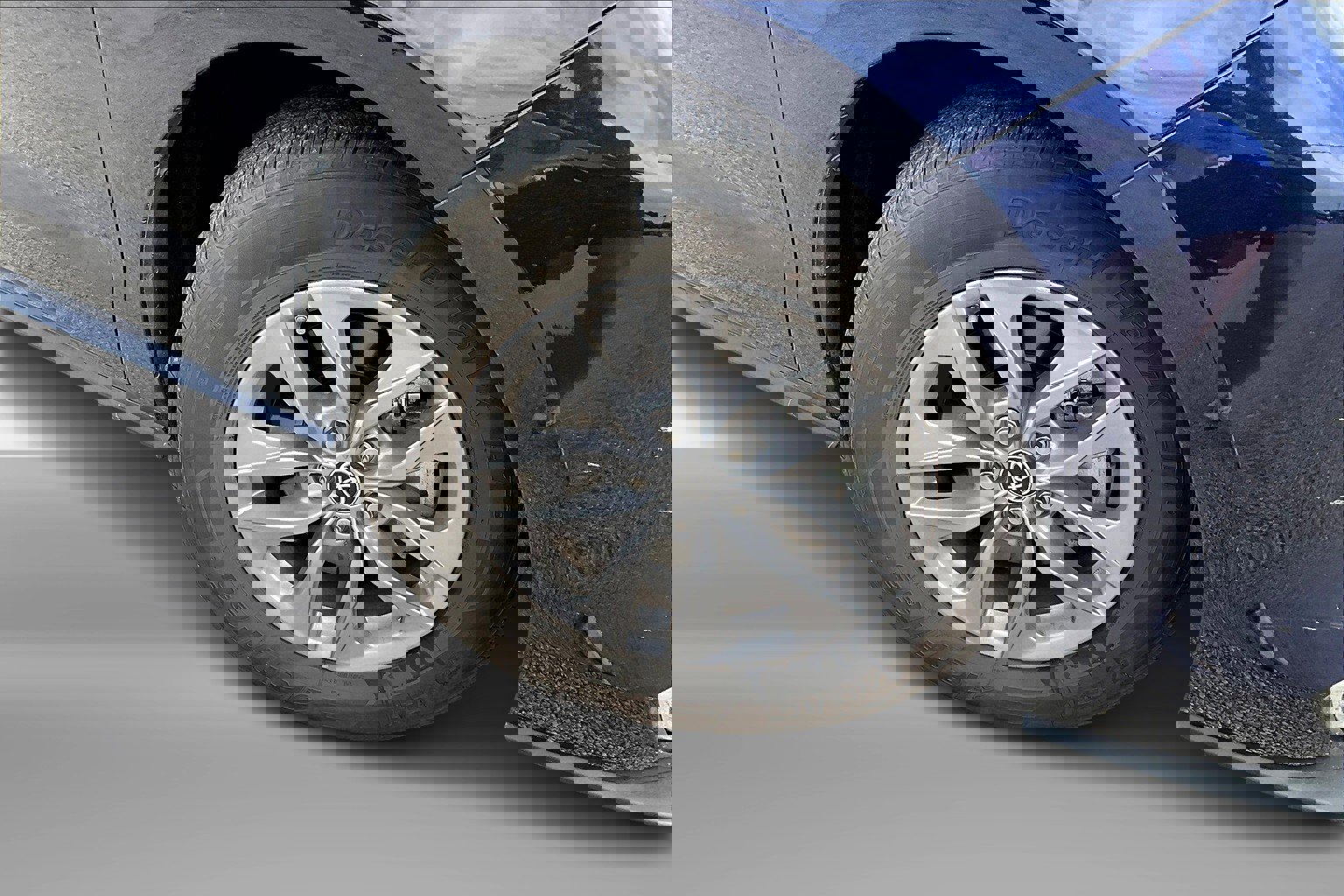 2024 Toyota Sienna XLE photo 2
