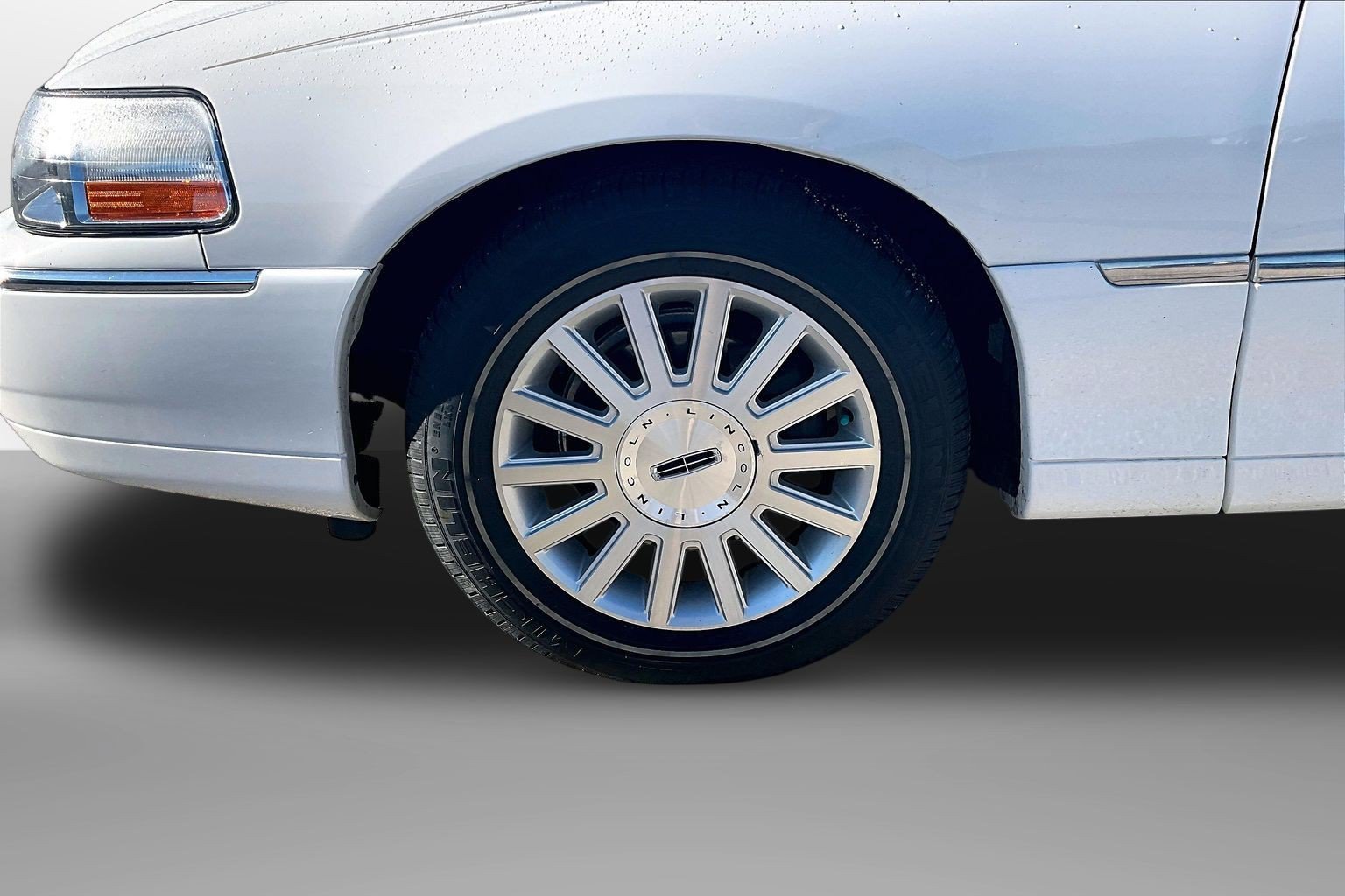 Used 2004 Lincoln Town Car Ultimate with VIN 1LNHM83W74Y663462 for sale in Morton, IL