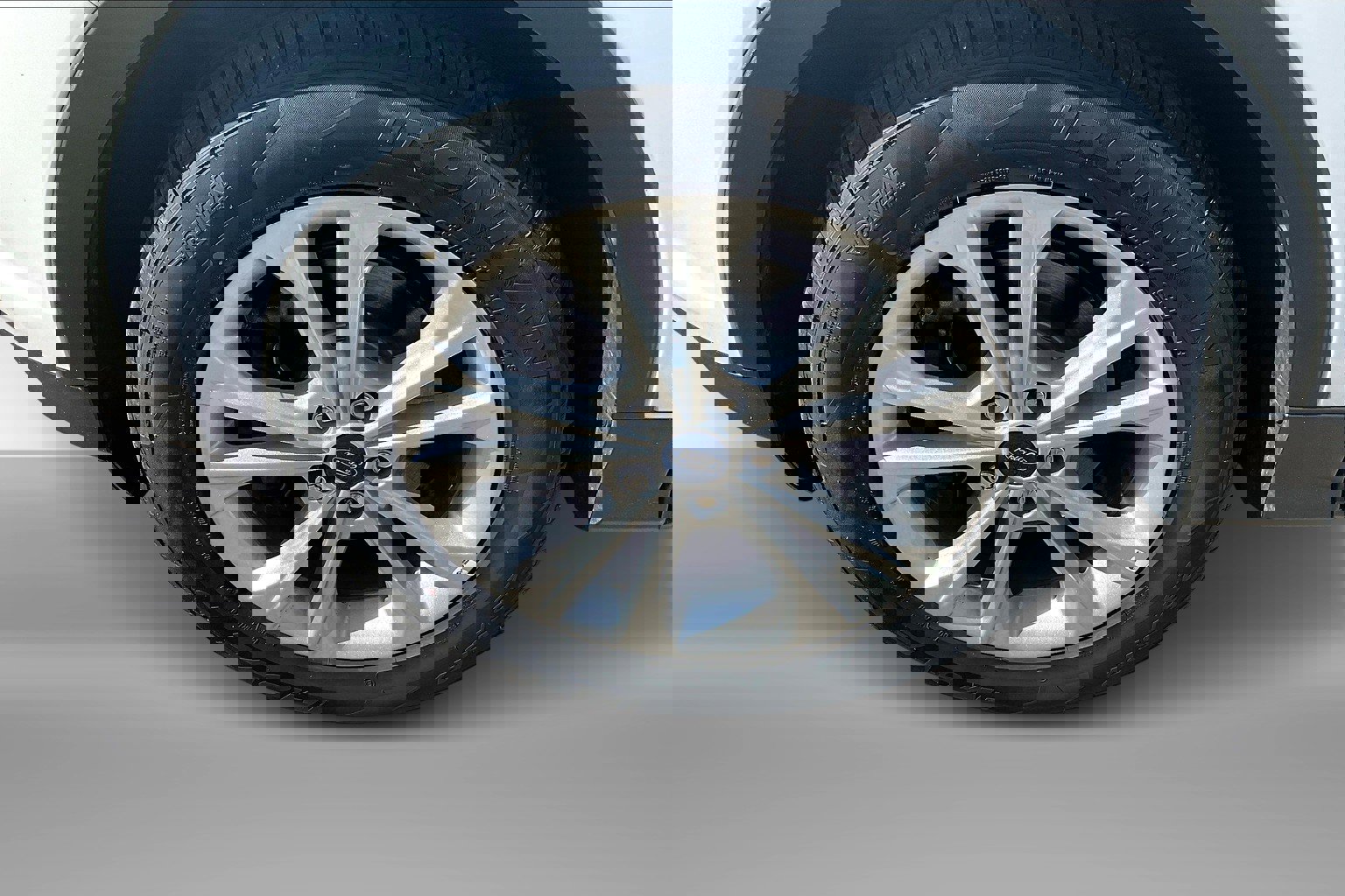 2019 Ford Escape SE photo 2