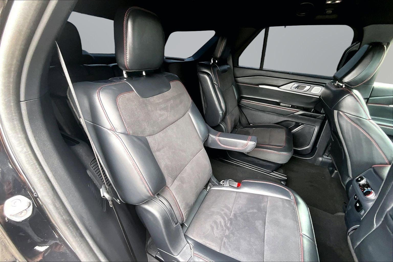 2025 Ford Explorer ST - Photo 17