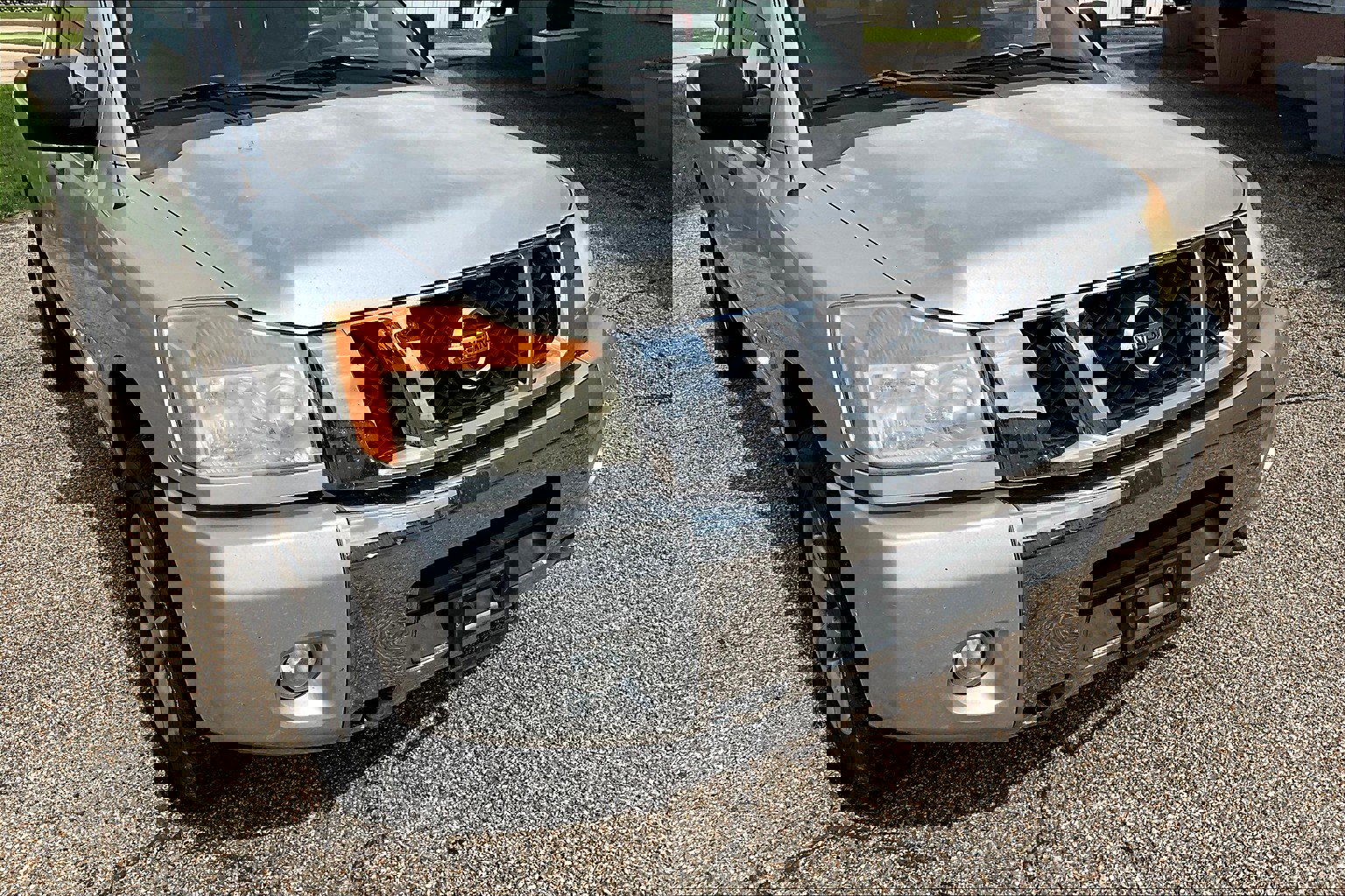2010 Nissan Titan SE photo 3