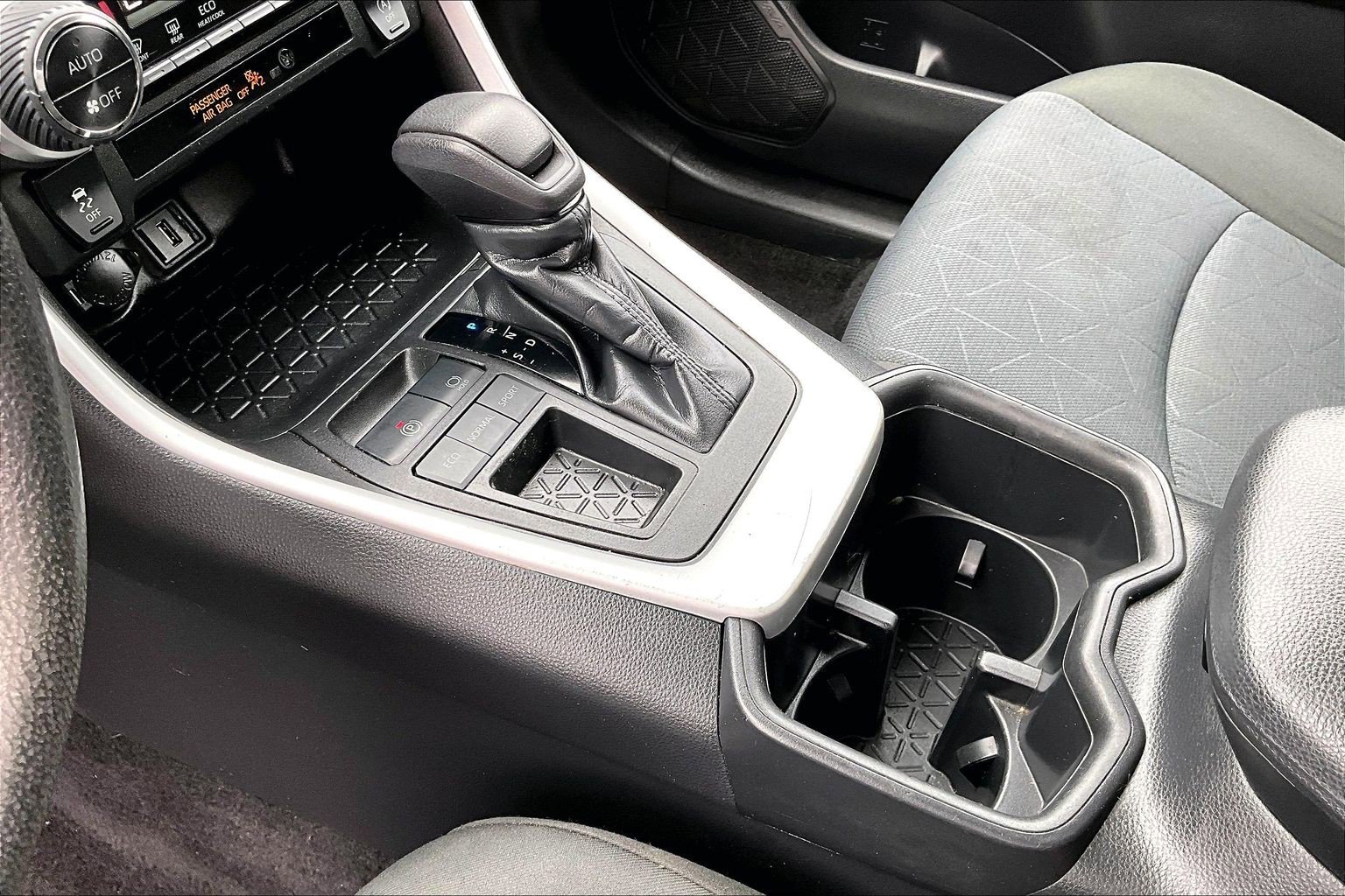 2022 Toyota RAV4 XLE - Photo 15