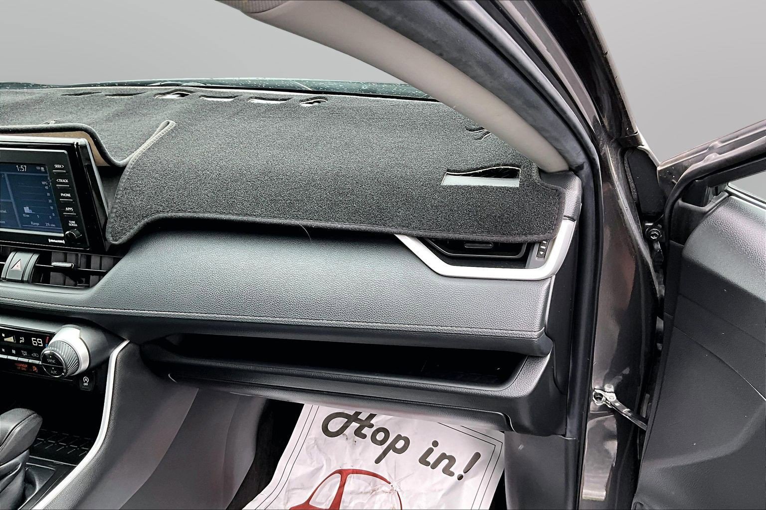2022 Toyota RAV4 XLE - Photo 21