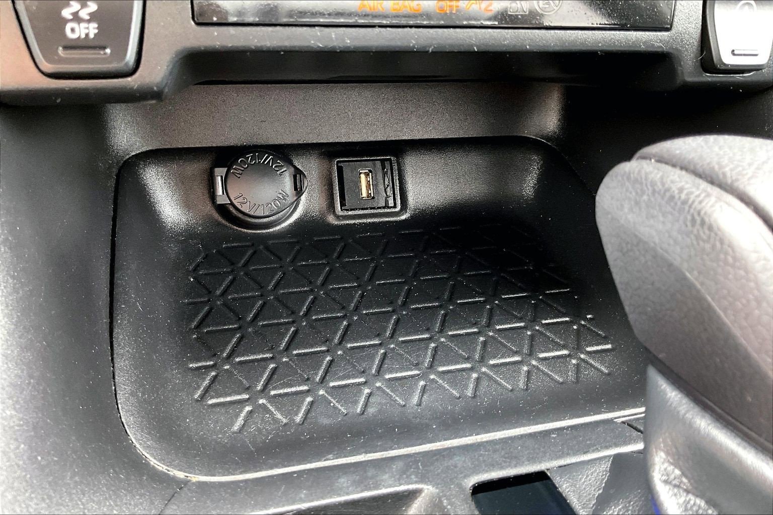2022 Toyota RAV4 XLE - Photo 32