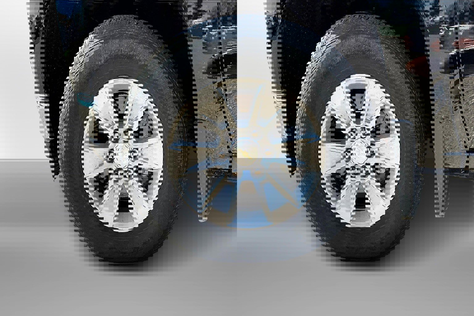 2020 Chevrolet Silverado 1500 LT photo 2