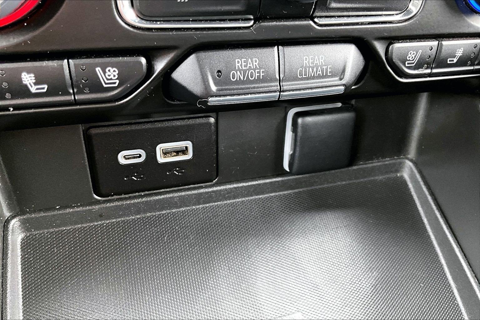 2023 Chevrolet Suburban Premier - Photo 33