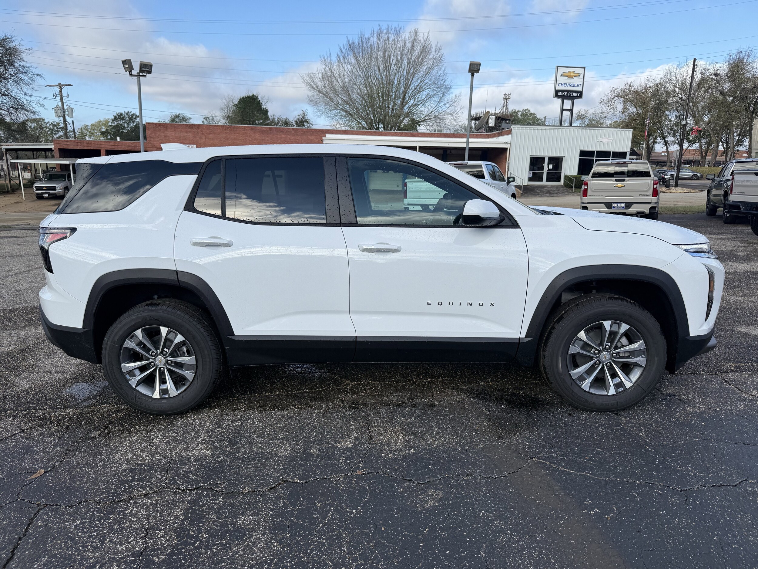 2026 Chevrolet Equinox LT photo 2