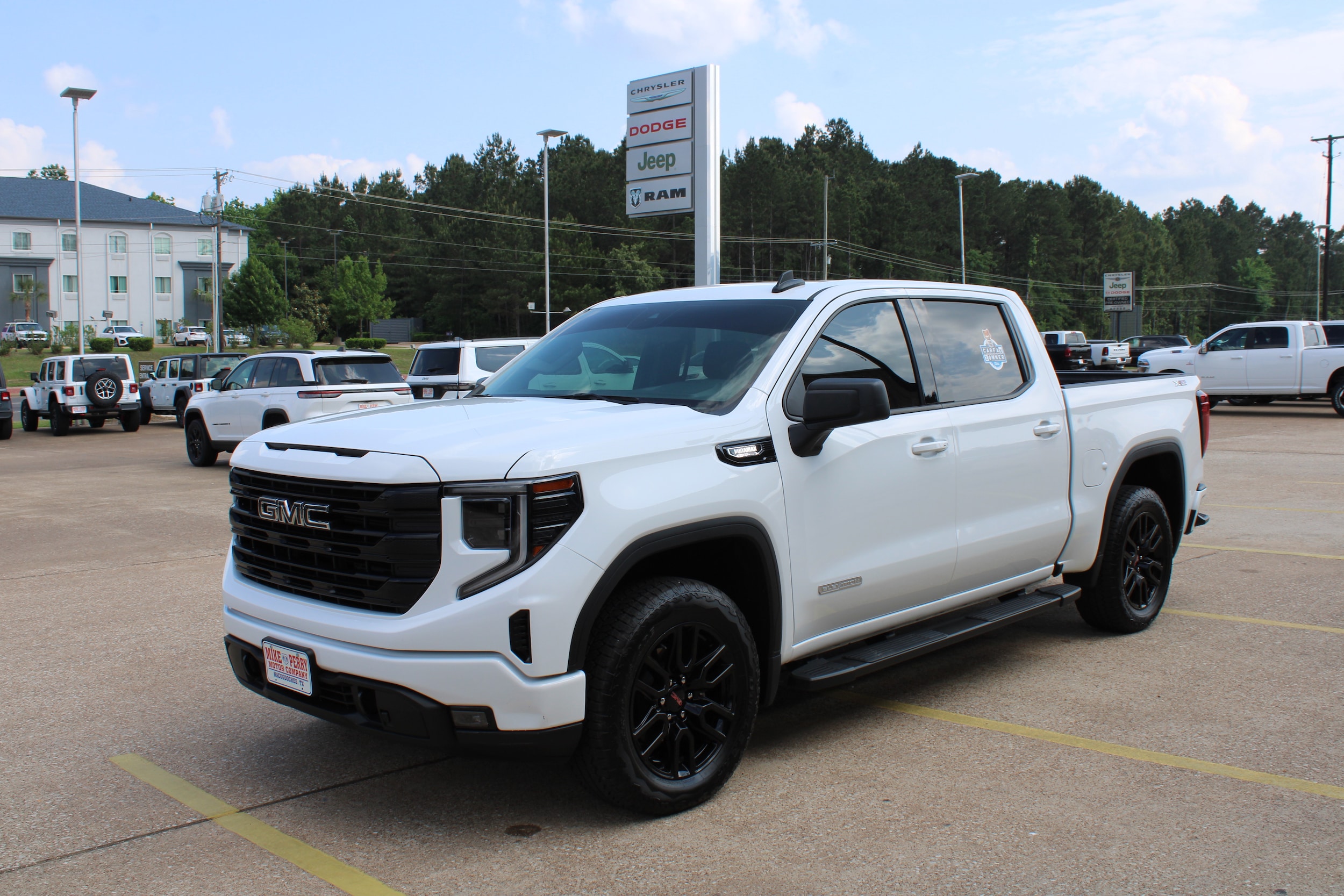 2025 GMC Sierra 4WD Crew Cab Short Box Elevation's photo