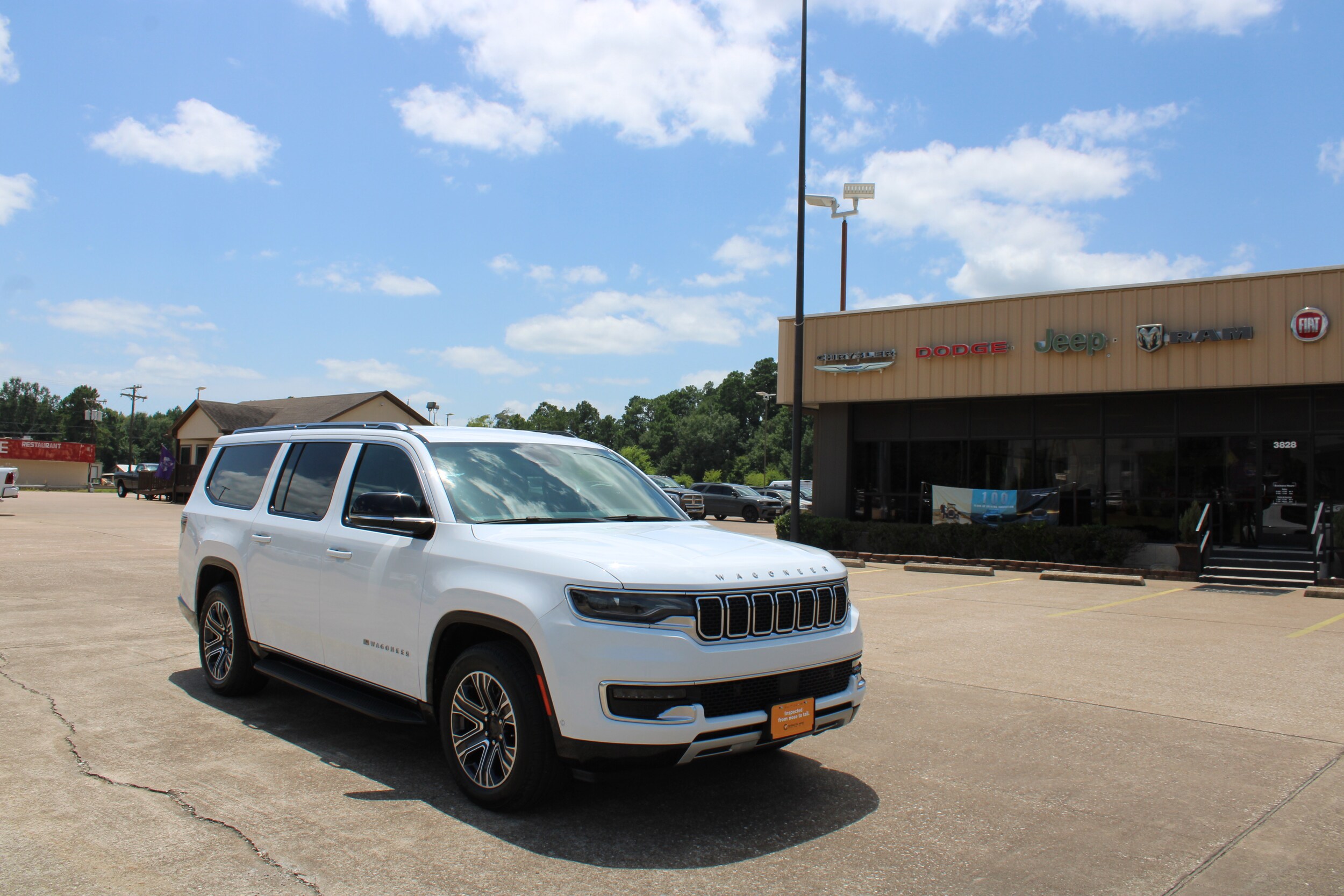 2023 Jeep Wagoneer L Series II photo 2