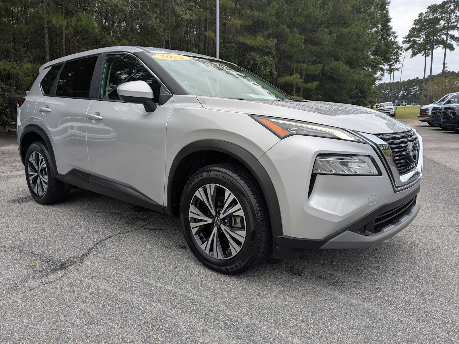 2023 Nissan Rogue SV photo 2