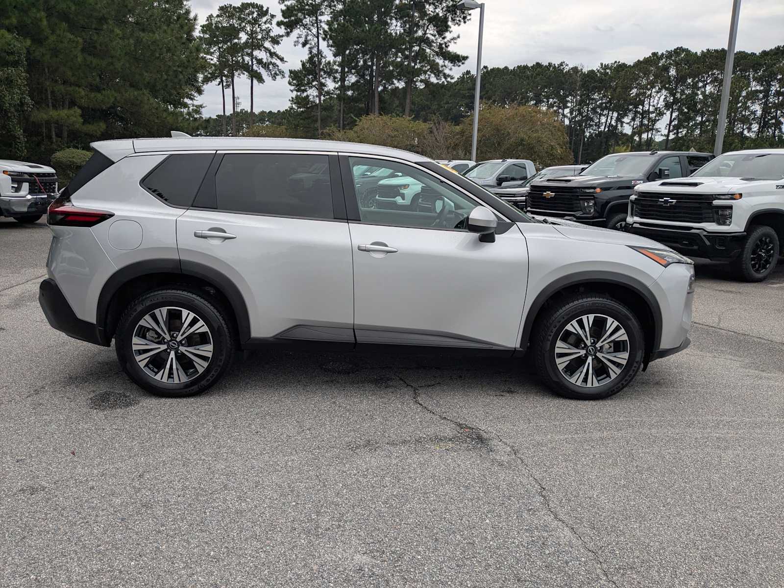 2023 Nissan Rogue SV photo 3