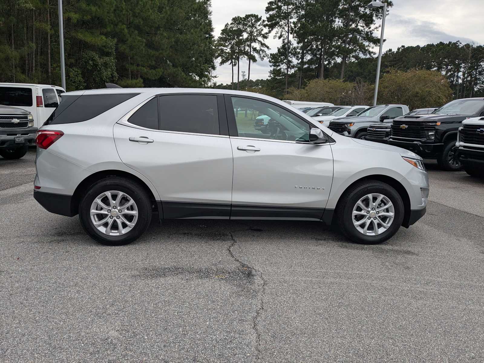 2020 Chevrolet Equinox LT photo 2