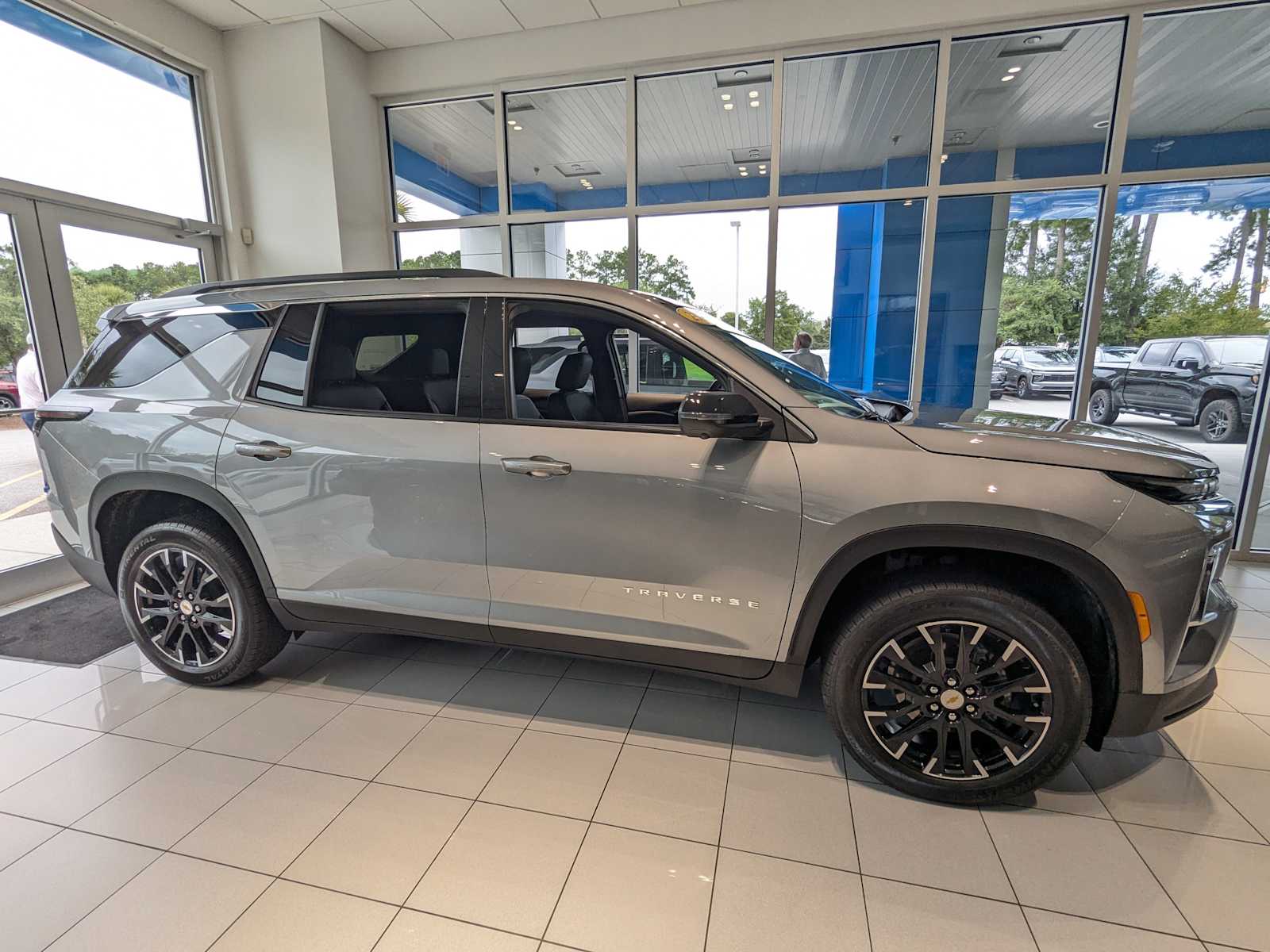 2024 Chevrolet Traverse photo 2
