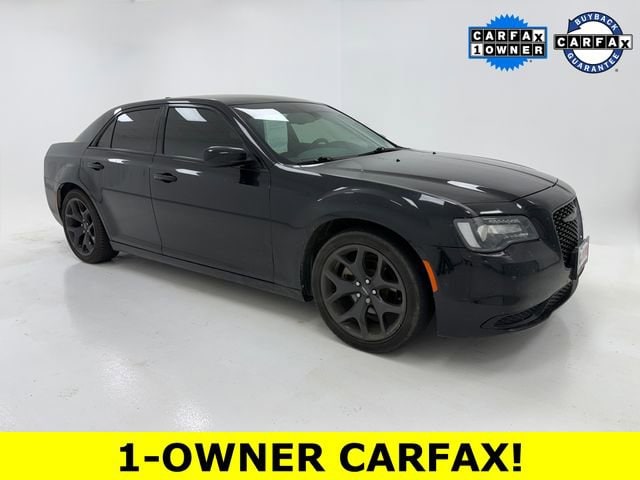 2021 Chrysler 300 Touring's photo