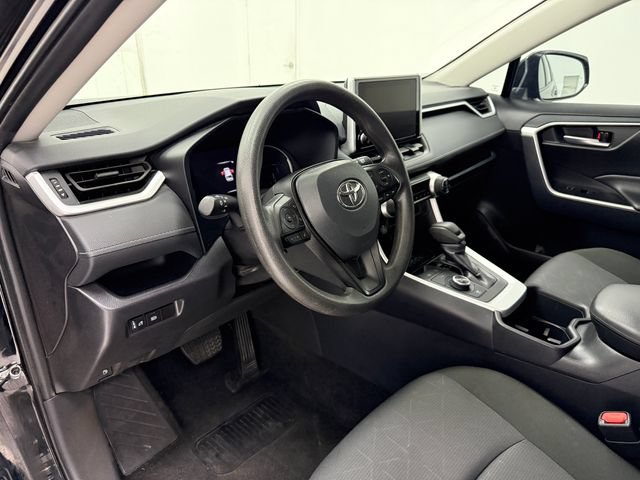 2025 Toyota RAV4 XLE - Photo 8