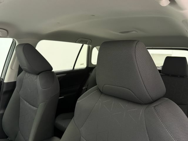 2025 Toyota RAV4 XLE - Photo 25