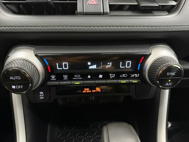 2025 Toyota RAV4 XLE - Photo 19