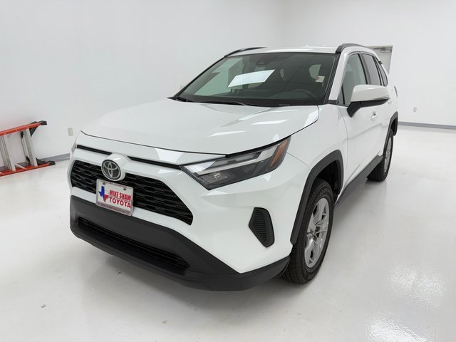 2024 Toyota RAV4 XLE photo 2